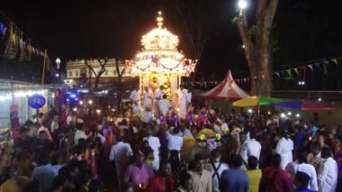 Renkli ışıklı gümüş renkli at arabasının yüksek açılı görünümü.