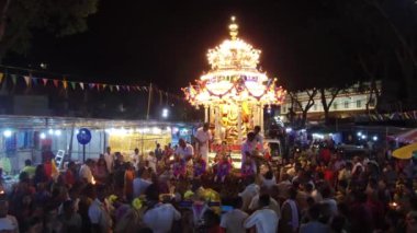 Thaipusam 'ın son gününde gece Lord Murugan' a sunulan yüksek açılı manzara.
