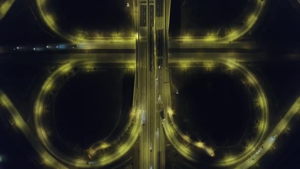 Blick aus der Vogelperspektive auf die Kleeblatt-Autobahn bei Nacht. — Stockvideo