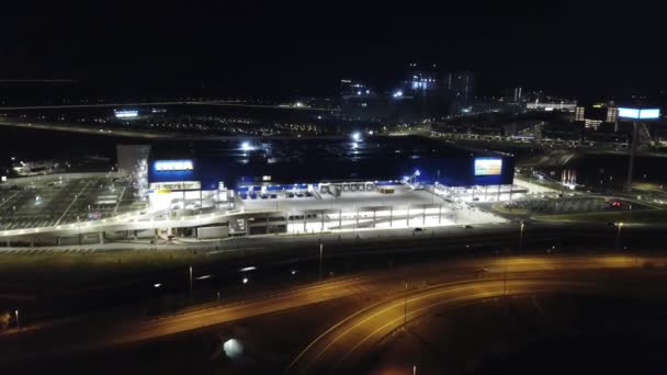 Ночной вид с воздуха на выход IKEA ночью . — стоковое видео