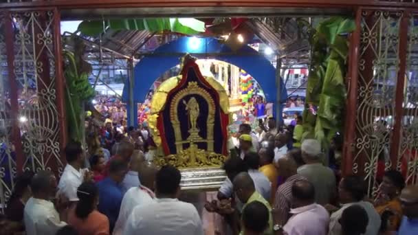 Devotos enviando al Señor Murugan de vuelta al Templo Nattukkottai Chettiar — Vídeos de Stock