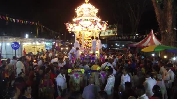 Hoge hoek toegewijden Thaipusam processie. — Stockvideo