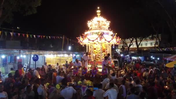 Vysoký úhel pohledu nabízí lordu Muruganovi v noci během posledního dne Thaipusamu. — Stock video