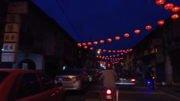 Trafic automobile dans la vieille rue décorée avec une lanterne rouge . — Video