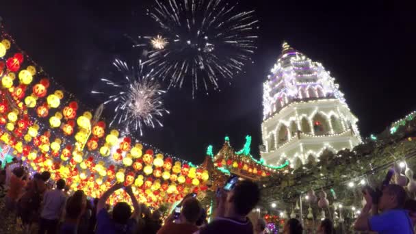 Feuerwerksschuh am Tempel Kek Lok Si. — Stockvideo