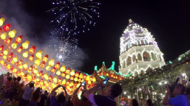 Jährliche Lichterzeremonie im Tempel Kek Lok Si. — Stockvideo