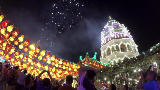 Tempel Kek Lok Si erleuchtet mit Feuerwerk. — Stockvideo