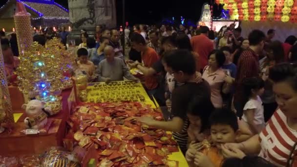 People shop for souvenir at Kek Lok Si. — Stock Video