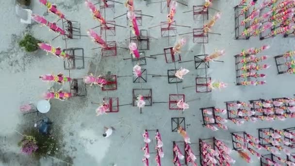 Tiro ascendente aéreo de incienso joss dragón Thai Pak Koong Temple — Vídeos de Stock