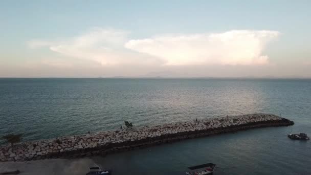 Vliegtuig vlieg de boot weg bij Tanjung Tokong. — Stockvideo