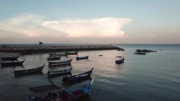Vuelo aéreo hacia el barco en Tanjung Tokong . — Vídeos de Stock