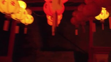 Gimbal vurdu LED fener ışığı kapalı Kek Lok Si tapınağında.