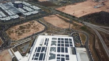 IKEA 'nın ilk gününde hava manzaralı araç trafiği.