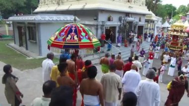 Mızrak geliyor altın savaş arabası Thaipusam 'ın son gününde geçit töreni için hazırlan..