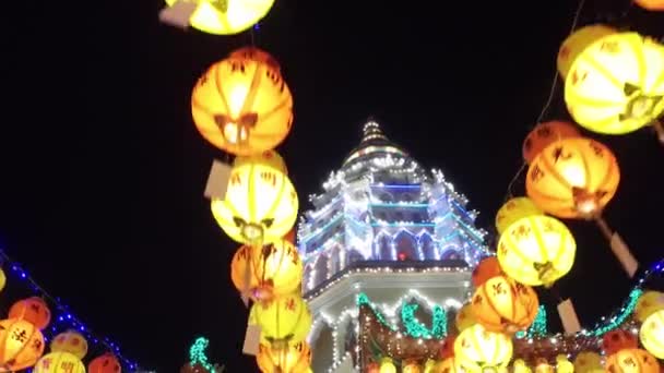 Gimbal strzał w kierunku pagody Kek Lok Si w nocy. — Wideo stockowe