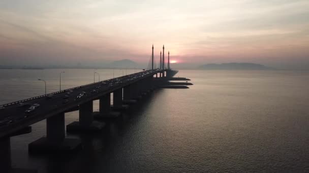 Воздух вид на восход солнца и автомобильное движение на мосту Пенанг . — стоковое видео