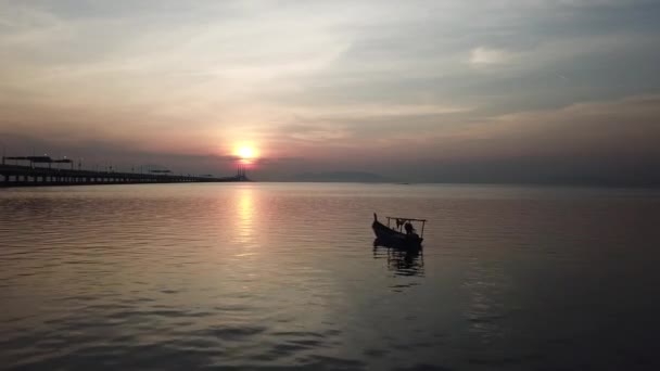 Силует у повітрі рибалка на човнах зі сходом сонця. — стокове відео