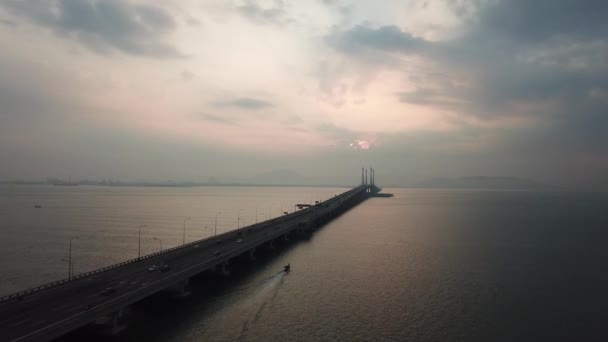 Les bateaux de pêche aériens se déplacent au pont Penang . — Video