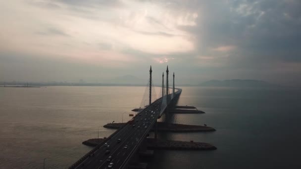 Vue aérienne vers le bas Penang Bridge circulation automobile le matin — Video