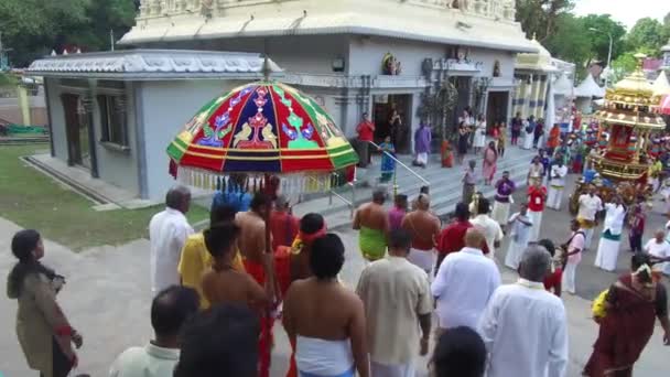 Lándzsa érkezik az arany szekér készüljön fel a felvonulásra Thaipusam utolsó napján.. — Stock videók