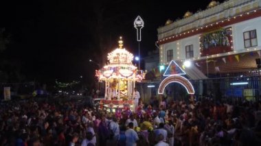 İnek, gümüş arabayı Lord Murugan 'ın yanına çek..