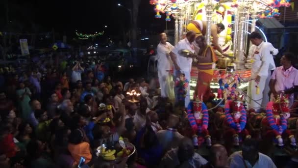 Devotos ofrenda durante la noche . — Vídeos de Stock