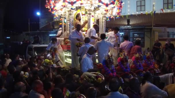 Erbjudande av frukt, blommor till Herren Murugan under sista dagen av Thaipusam. — Stockvideo