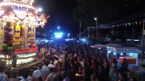 Vista en la parte posterior de la procesión de carros de plata durante el último día de Thaipusam . — Vídeos de Stock