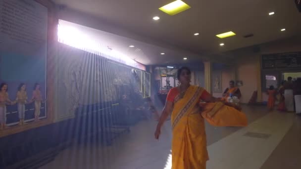 インドの信者は早朝の太陽の光の下でインドの寺院で — ストック動画