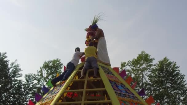 Преданные готовят колесницу перед процессией — стоковое видео