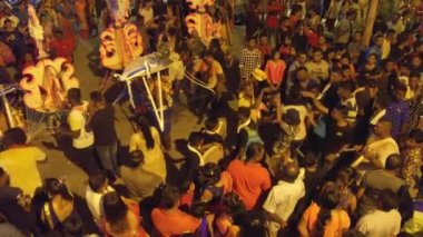 Kavadi Taşıyıcı dansı Sri Mangalanayagi Amman Devasthanam Tapınağı 'nda