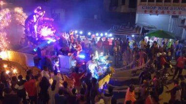 Kavadi taşıyıcısı, geceleri renkli arabaları emisyon ateşiyle çek.