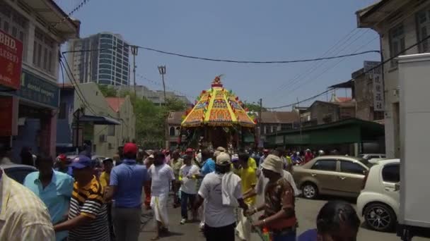 Hindu devotees level up the electric cable — Stock Video