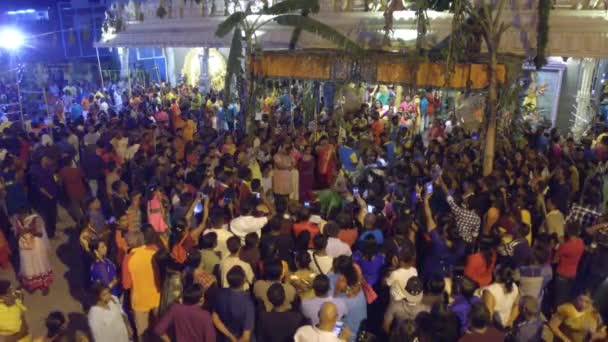 I devoti ballano felicemente al tempio di Sri Mangalanayagi Amman Devasthanam . — Video Stock