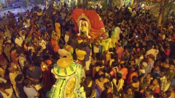 Panning skott procession under Panguni Festival — Stockvideo