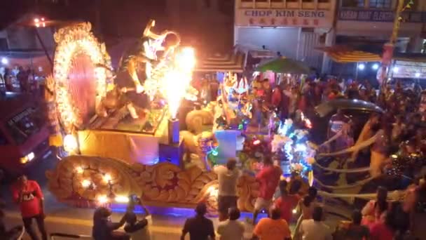 Grupo de kavadi portador tire del coche led de colores durante el Festival de Panguni . — Vídeo de stock