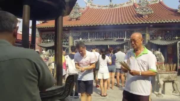 Gimbal neergeschoten Chinese volgelingen bidden in de Godin van Barmhartigheid tempel. — Stockvideo