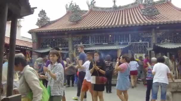 Os devotos de Chines oram no templo da Deusa da Misericórdia durante o aniversário de Kuan Yin . — Vídeo de Stock