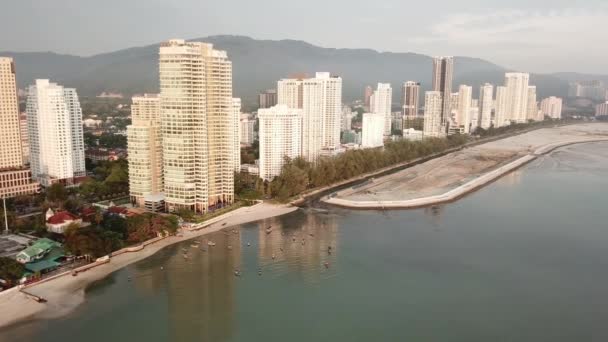 Edifício alto aéreo e terra de recuperação perto da costa de Gurney . — Vídeo de Stock