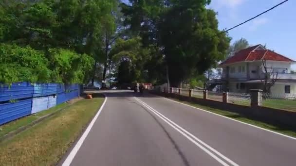Rij langs Jalan Tanjung Bungah. — Stockvideo