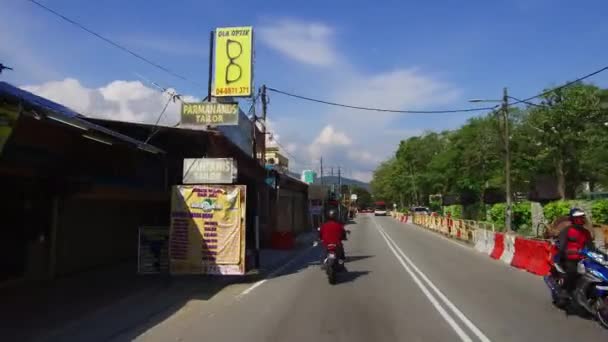在Jalan Batu Ferringhi开车到Teluk Bahang. — 图库视频影像