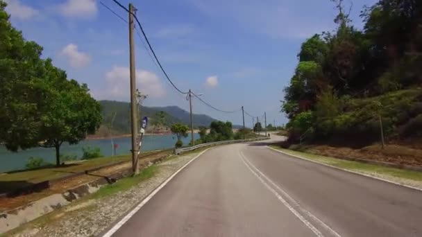 Hajt közel az út Teluk Bahang gát. — Stock videók