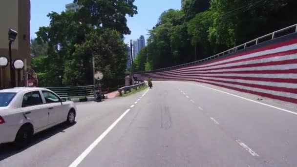 Rijden bij Tanjung Bungah langs de muur van Maleisië vlag Jalur Gemilang. — Stockvideo