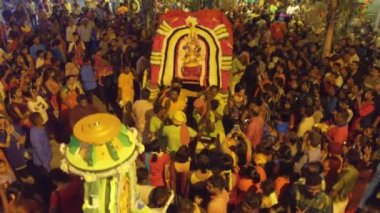 Tanrı heykeli Panguni Festivali sırasında döndü..