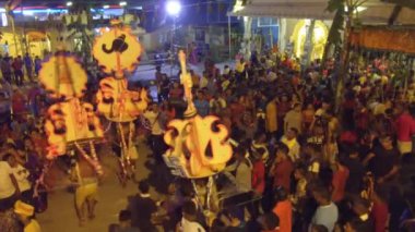 Kavadi omzuna yaslandı. Kavadi hayranları gelir ve tapınakta dans ederler..