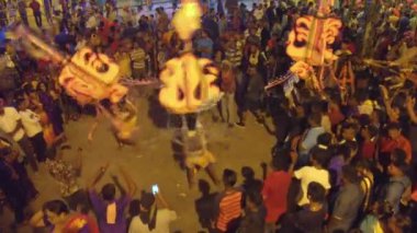 Kavadi taşıyıcısı Sri Mangalanayagi Amman Devasthanam tapınağına gelip dans eder..