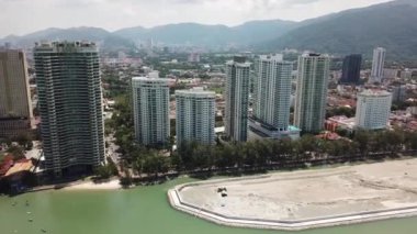 Gökyüzü manzaralı Gurney, denizden yüksek bir bina..