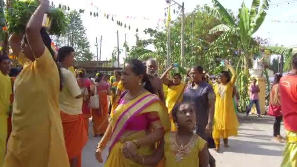 Indičtí oddaní nosí v chrámu Šrí Mangalanayagi konvici na mléko Ammán Devasthanam. — Stock video