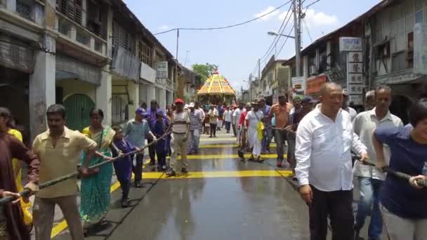 Hindu bhakta húzza szekér és menet az utcán Bukit Mertajam. — Stock videók