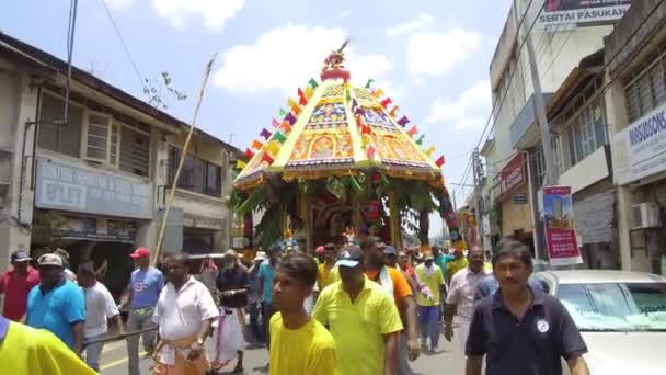 Hinduistický vůz během průvodu na staré ulici. — Stock video